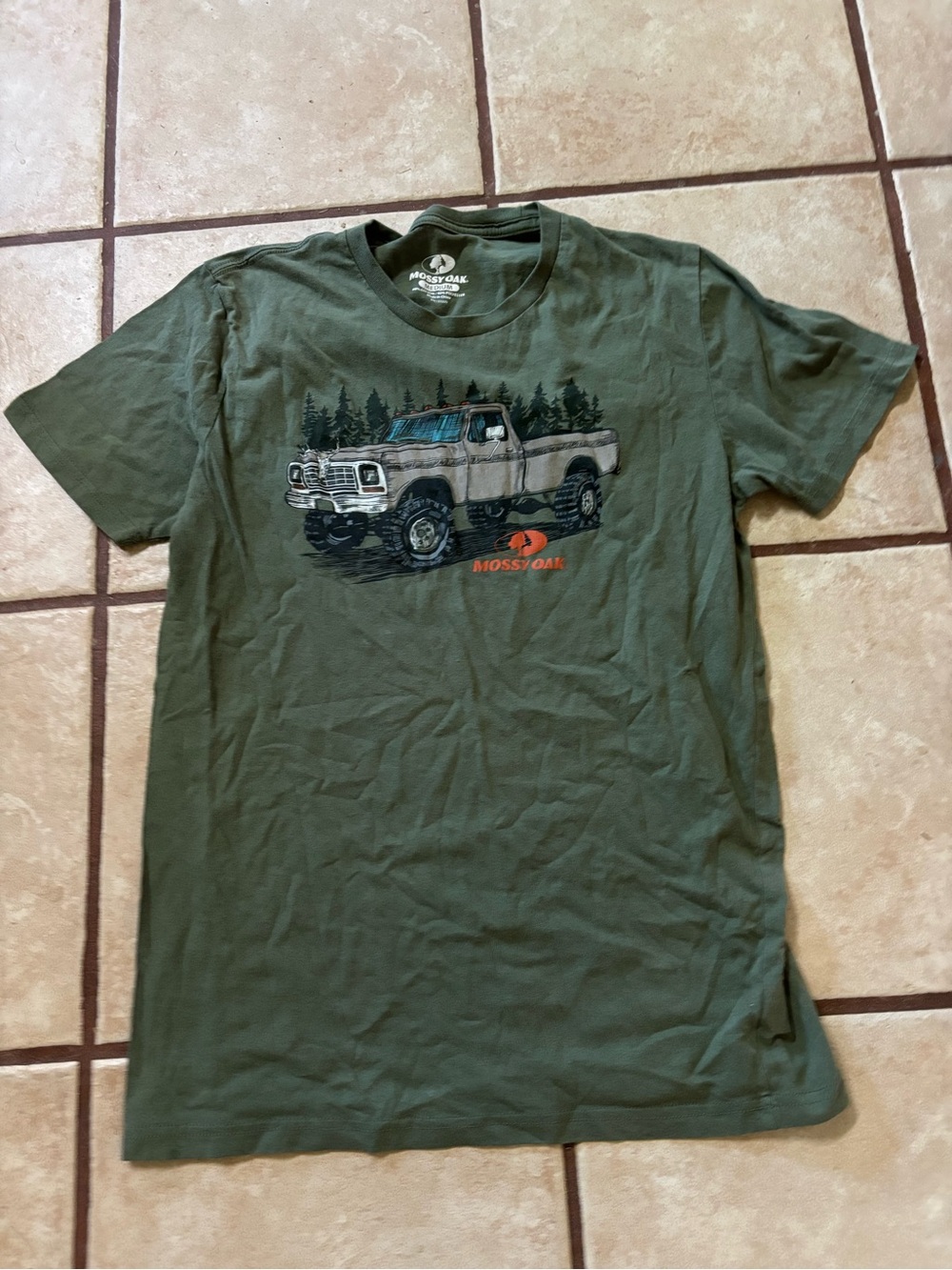 Mossy Oak Olive Short-Sleeve Tee with Truck Graphic Size Medium Preowned